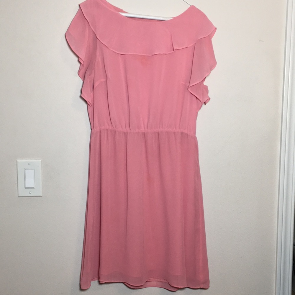 Spring is out and this pink dress is perfect for any ocasión.